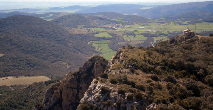 L'ermita de Montalegre s'emmiralla en els ufanosos camps en una primavera que ja ha arribat